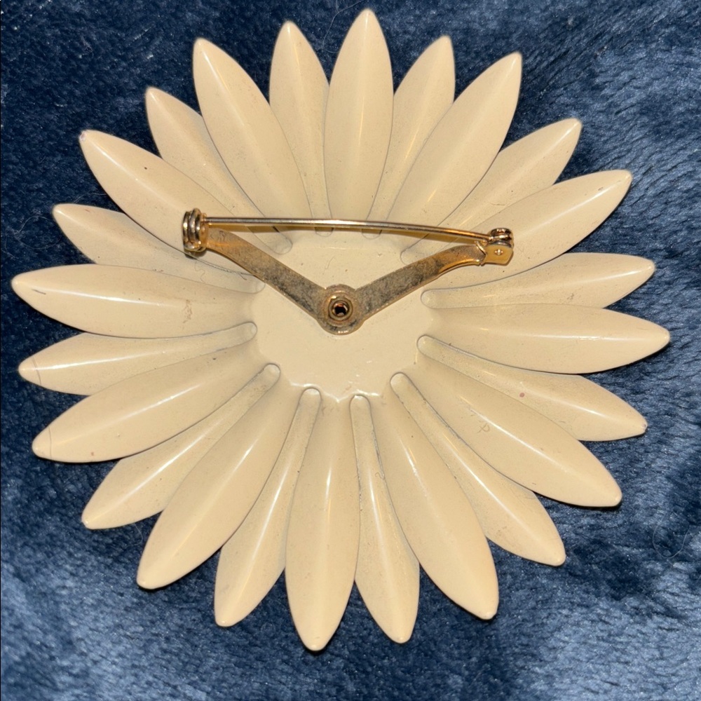 VTG 1960s Mod Enamel Daisy Flower Brooch Pin Yellow Cream 3" Flower Power - Picture 4 of 4